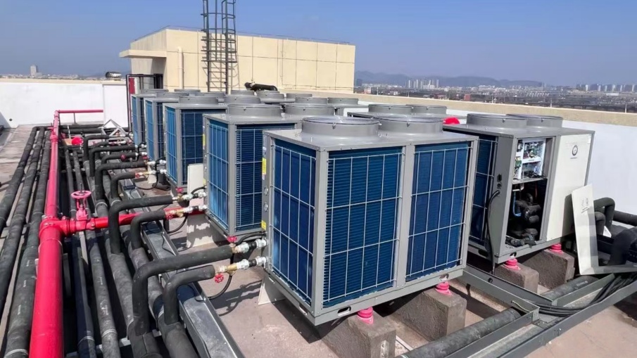 A saját építésű gyárépületek kettős hőszivattyús rendszerekkel vannak felszerelve, új modellt teremtve az alacsony szén-dioxid-kibocsátású energiaellátáshoz a parkban A saját építésű gyárépületek kettős hőszivattyús rendszerekkel vannak felszerelve, új modellt teremtve az alacsony szén-dioxid-kibocsátású energiaellátáshoz a parkban